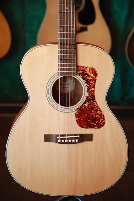 Guild OM 240E – McCabe